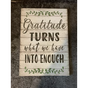 Fa falikép "Gratitude turns what we have into enought" felirattal