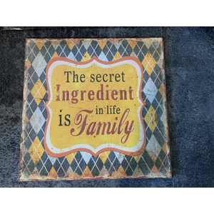 Fa falikép "The secret ingredient in life is Family" felirattal