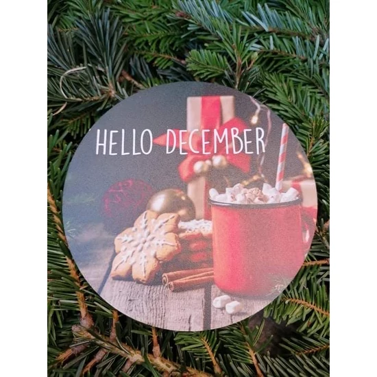 Fa, kör alakú tábla "Hello December" felirattal