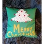 Kép 1/2 - Párnahuzat zöld anyagból, "Merry Christmas" felirattal és fehér fenyőfa mintával