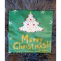 Kép 2/2 - Párnahuzat zöld anyagból, "Merry Christmas" felirattal és fehér fenyőfa mintával