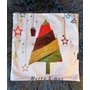 Kép 2/2 - Párnahuzat fehér anyagból, "Merry X-mas" felirattal és színes fenyőfa mintával